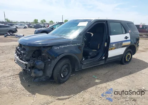 2015 Ford Police Interceptor z USA, uszkodzony, nr VIN 1FM5K8AT0FGB98596